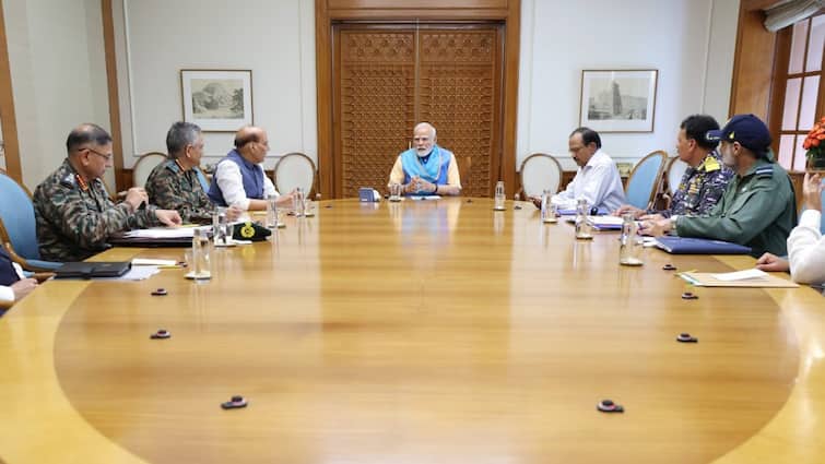 India-Pakistan Conflict LIVE: आतंकियों के टूटे ठिकानों को बसाएगा पाकिस्तान, इधर एक्शन में भारत, पीएम मोदी की हाईलेवल मीटिंग शुरू