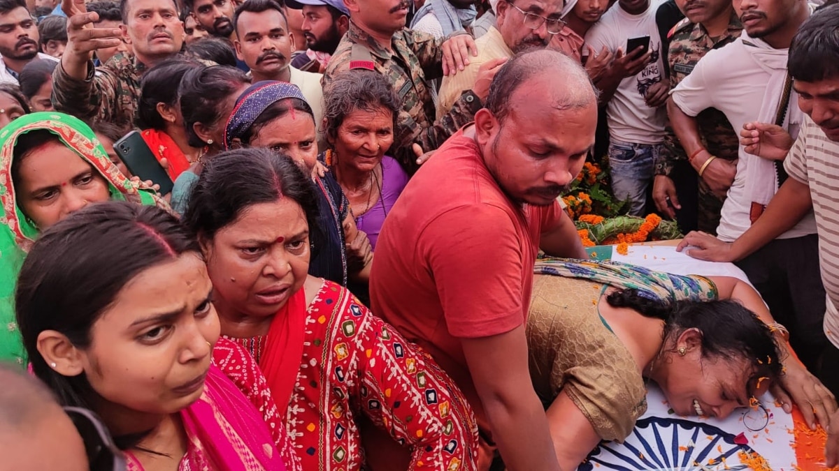 सीवान में BSF जवान रामबाबू को अंतिम विदाई, शव से लिपटकर रोने लगीं मां, पत्नी का भी बुरा हाल