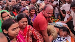 सीवान में जवान रामबाबू को अंतिम विदाई, शव से लिपटकर रोने लगीं मां, पत्नी का भी बुरा हाल