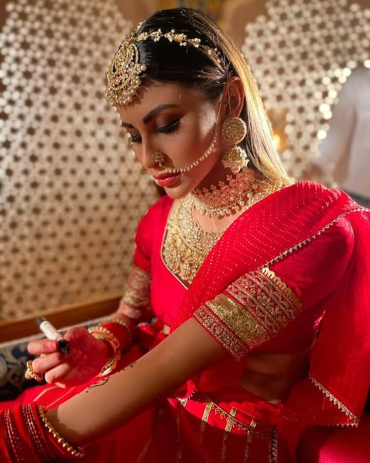 बता दें कि मौनी रॉय कभी अपने ट्रेडिशनल लुक, कभी ग्लैमरस अंदाज तो कभी बोल्ड अवतार में सोशल मीडिया पर तहलका मचाती नजर आती हैं।