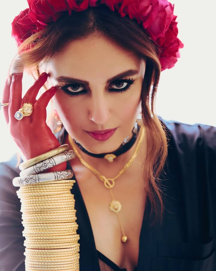 અભિનેત્રી હુમા કુરેશી જે પણ ફિલ્મનો હિસ્સો બને તેમાં સંપૂર્ણ રીતે ડૂબી જાય છે. હુમા તેની ફિલ્મો ઉપરાંત તેના લુક માટે પણ ચર્ચામાં છે