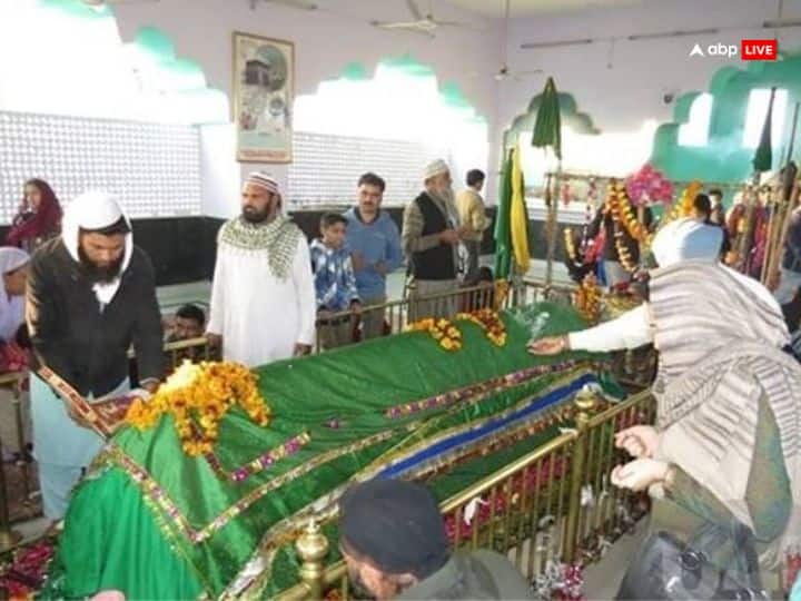 जानते हैं सबसे पहले कौन होते हैं पीर. पीर बाबा एक सूफी संत, जिन्हें मुस्लिम समाज के लोग मानते हैं. पीर शब्द किसी व्यक्ति को सम्मान और श्रद्धा व्यक्त करने के लिए प्रयोग किया जाता है. पीर बाबा एक धार्मिक व्यक्ति है, जिसका सम्मान सूफीवाद में किया जाता है.
