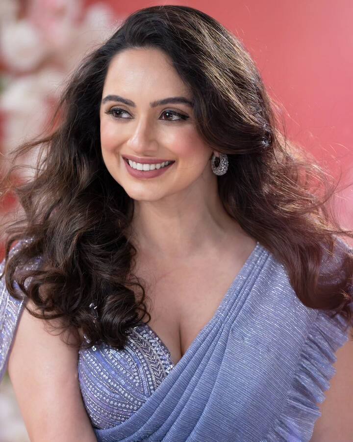 मोकळे केस आणि ग्लॉसी मेकअप मध्ये श्रुती खूपच सुंदर दिसत आहे.