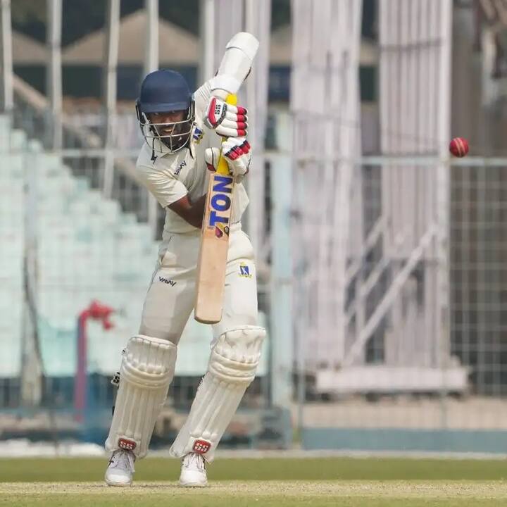 त्याच्या नावावर प्रथम श्रेणी क्रिकेटमध्ये एक द्विशतकही आहे. या खेळाडूने बिहारविरुद्ध 233 धावांची खेळी खेळली होती. इंग्लंडविरुद्धच्या कसोटी मालिकेत तो रोहित शर्माच्या जागी भारताकडून सलामीला येऊ शकतो.