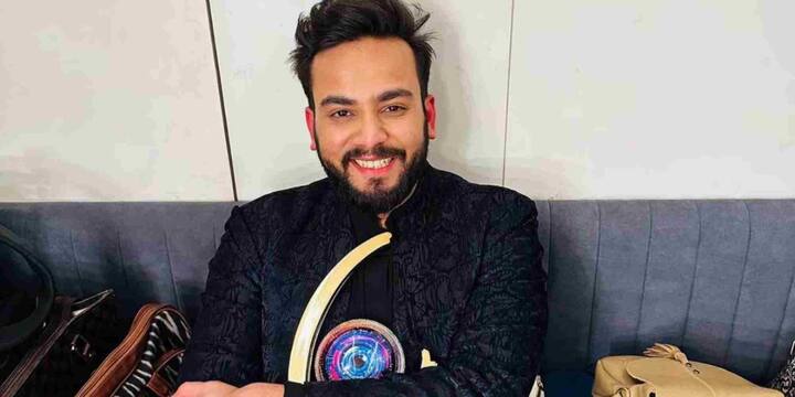 हालांकि दोनों यूट्यूबर्स की कमाई प्रभावशाली है, लेकिन उपलब्ध आंकड़ों के आधार पर एल्विश यादव की मासिक और वार्षिक आय हर्ष बेनीवाल से अधिक प्रतीत होती है. एल्विश के दो चैनल, बिग बॉस की जीत, और उनके व्यवसायिक उपक्रम (जैसे सिस्टम क्लोदिंग) उनकी आय को बढ़ाते हैं. दूसरी ओर, हर्ष की कमाई भी उल्लेखनीय है, लेकिन उनकी आय के स्रोत मुख्य रूप से यूट्यूब और ब्रांड डील्स तक सीमित हैं.