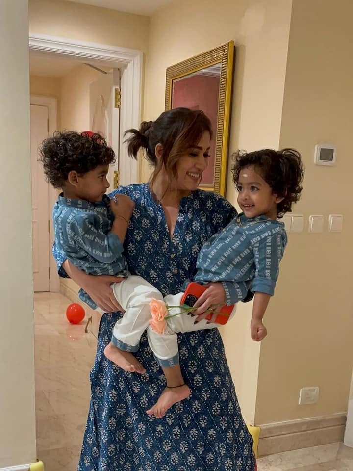 சினிமாவில் பிஸியான நடிகையாக நடித்துக் கொண்டிருக்கும் போதே... இயக்குநர் விக்னேஷ் சிவனை காதலித்து திருமணம் செய்து கொண்டார். நானும் ரௌடி தான் படம் மூலமாக இருவருக்கும் இடையில் காதல் மலர்ந்தது.