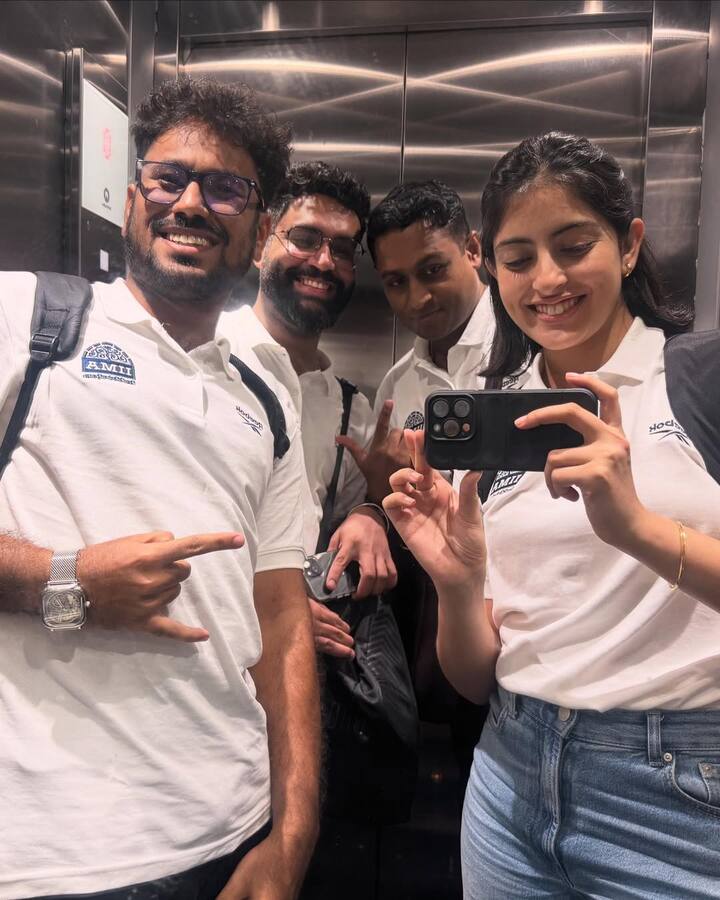 Navya has shown fans on social media how her college life is. He has shared inside photos of the college.