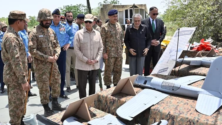 Pakistan pm shehbaz sharif copy pm modi style visits pasrur military base tension on his face after operation sindoor चेहरे पर टेंशन, दिखाई दे रहा डर; PM मोदी की नकल करते हुए पसरूर छावनी पहुंच गए शहबाज शरीफ