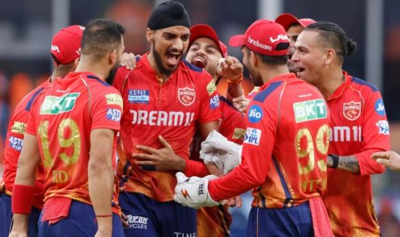 ਵਿਦੇਸ਼ੀ ਖਿਡਾਰੀਆਂ ਦੀ ਵਾਪਸੀ 'ਤੇ ਸਸਪੈਂਸ ਬਰਕਰਾਰ ਪੰਜਾਬ ਕਿੰਗਜ਼ ਦੀ ਸਭ ਤੋਂ ਵੱਡੀ ਸਮੱਸਿਆ ਉਨ੍ਹਾਂ ਦੇ ਚਾਰ ਵਿਦੇਸ਼ੀ ਖਿਡਾਰੀਆਂ ਦੀ ਵਾਪਸੀ ਨੂੰ ਲੈ ਕੇ ਹੈ। ਦਰਅਸਲ, ਭਾਰਤ ਅਤੇ ਪਾਕਿਸਤਾਨ ਵਿਚਕਾਰ ਚੱਲ ਰਹੇ ਤਣਾਅ ਕਾਰਨ, ਬਹੁਤ ਸਾਰੇ ਖਿਡਾਰੀ ਆਪਣੇ ਦੇਸ਼ ਵਾਪਸ ਪਰਤ ਗਏ ਸਨ। ਹੁਣ ਇਨ੍ਹਾਂ ਵਿੱਚੋਂ ਬਹੁਤ ਸਾਰੇ ਖਿਡਾਰੀ ਵਾਪਸ ਆ ਗਏ ਹਨ, ਪਰ ਬਹੁਤ ਸਾਰੇ ਅਜੇ ਵੀ ਨਹੀਂ ਆਏ ਹਨ। ਇਸਦਾ ਸਭ ਤੋਂ ਵੱਡਾ ਪ੍ਰਭਾਵ ਪੰਜਾਬ ਕਿੰਗਜ਼ ਟੀਮ ਵਿੱਚ ਦੇਖਿਆ ਗਿਆ ਹੈ ਕਿਉਂਕਿ ਇਸਦੇ ਚਾਰ ਮਹੱਤਵਪੂਰਨ ਵਿਦੇਸ਼ੀ ਖਿਡਾਰੀ ਅਜੇ ਤੱਕ ਭਾਰਤ ਵਾਪਸ ਨਹੀਂ ਆਏ ਹਨ। ਕ੍ਰਿਕਇੰਫੋ ਦੀ ਰਿਪੋਰਟ ਦੇ ਅਨੁਸਾਰ, ਦੱਖਣੀ ਅਫਰੀਕਾ ਦੇ ਮਾਰਕੋ ਜੈਨਸਨ, ਆਸਟ੍ਰੇਲੀਆ ਦੇ ਮਾਰਕਸ ਸਟੋਇਨਿਸ, ਜੋਸ਼ ਇੰਗਲਿਸ ਅਤੇ ਐਰੋਨ ਹਾਰਡੀ ਦੀ ਵਾਪਸੀ ਨੂੰ ਲੈ ਕੇ ਅਜੇ ਵੀ ਅਨਿਸ਼ਚਿਤਤਾ ਹੈ।