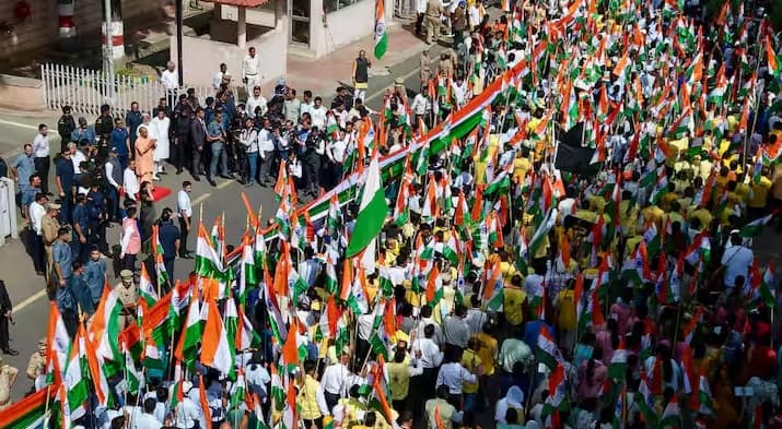 સીએમ યોગીએ કહ્યું કે પાકિસ્તાન સમર્થિત આતંકવાદીઓએ 22 એપ્રિલે જમ્મુ અને કાશ્મીરના પહલગામમાં એક ભયાનક અને બર્બર ઘટનાને અંજામ આપ્યો હતો, જેની સમગ્ર દેશ અને દુનિયાએ નિંદા કરી હતી, પરંતુ આતંકવાદનું સમર્થક પાકિસ્તાન અને તેના આકાઓ મૌન રહ્યા. ભારતના ગૌરવનું રક્ષણ કરવા માટે પ્રતિબદ્ધ આપણી સરકારે બધા પુરાવા પૂરા પાડ્યા, તે પછી પણ પાકિસ્તાને તેની ગતિવિધિઓ બંધ ના કરી તેથી આખરે 'ઓપરેશન સિંદૂર' શરૂ કરવામાં આવ્યું.