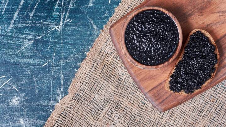 অথবা এক চা চামচ তিল সারা রাত জলে ভিজিয়ে সকালে উঠে সেই জল খেতে পারেন। কিংবা এক চা চামচ তিল মধুর সঙ্গে মিশিয়েও খেতে পারেন আপনি।