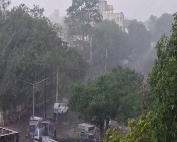 ગંજીવાડા, ભાવનગર રોડ, અને સામાકાંઠા વિસ્તારમાં પણ વરસાદ નોંધાયો હતો. શહેરમાં અડધાથી પોણો ઇંચ જેટલો વરસાદ પડ્યો હોવાનો અંદાજ છે.