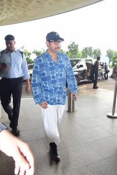 सितारे जमीन पर के ट्रेलर लॉन्च के बाद पहली बार एयरपोर्ट पर स्पॉट हुए आमिर खान, ब्लू कुर्ते संग व्हाइट धोती पैंट में लगे डैशिंग