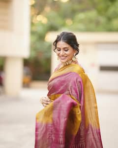 Sonali Kulkarni : रिकामं थिएटर आणि पैठणी साडी अभिनेत्री सोनाली कुलकर्णीचा खास अंदाज!