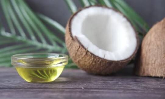 गुनगुना नारियल तेल: नारियल तेल को थोड़ा गुनगुना कर लें. ड्रॉपर की मदद से 2-3 बूंद कान में डालें और 5 मिनट सिर एक तरफ झुकाकर रखें. इसके बाद कॉटन से साफ करें. ये तेल कान में जमा मैल को मुलायम कर देता है, जिससे वो आसानी से बाहर निकल आता है.