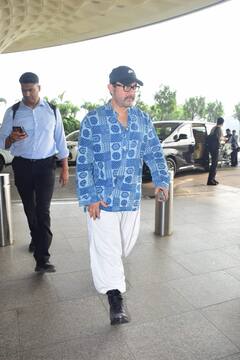 सितारे जमीन पर के ट्रेलर लॉन्च के बाद पहली बार एयरपोर्ट पर स्पॉट हुए आमिर खान, ब्लू कुर्ते संग व्हाइट धोती पैंट में लगे डैशिंग