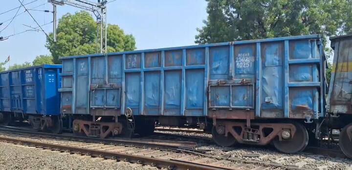 यामुळे भुसावळ-सुरत मार्गावरील रेल्वे वाहतूक विस्कळीत झाली आहे.