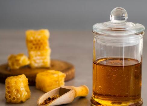 शुद्ध शहद: रॉ हनी में पाए जाते हैं एंटीऑक्सीडेंट्स और एंटी-इंफ्लेमेटरी गुण, जो डायबिटीज के मरीजों के लिए फायदेमंद हो सकते हैं. लेकिन सीमित मात्रा में लेना चाहिए.