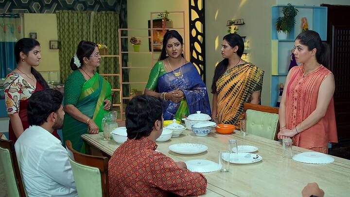 వాడికి ఏమవుతుందో అనే భయంతోనే అది అలా మాట్లాడుతోంది.అంతా సెట్టైపోతే అదే సపోర్ట్ చేస్తుందిలే అనుకుంటారు. రుద్రాణి నుంచి సపోర్ట్ రాదుగా అని సెటైర్ వేస్తారంతా. నాకేం సంబంధం అంటుంది రుద్రాణి. నీ పని నువ్వు చేసుకో చాలు అని వార్నింగ్ ఇస్తారు