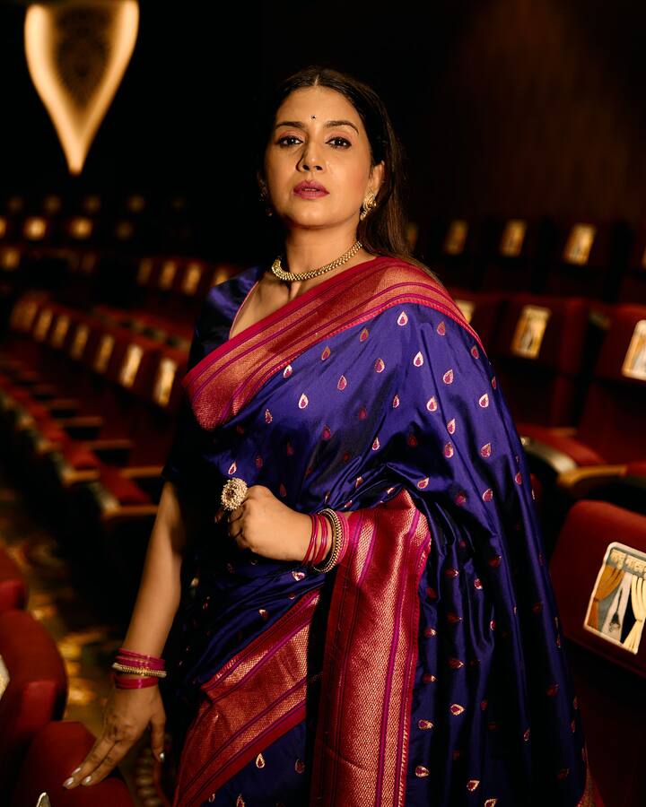 अभिनेत्री सोनाली कुलकर्णीने मराठीसह हिंदी, कन्नड, तमिळ, गुजराती आणि हॉलिवूड चित्रपटांमध्येही काम केलं आहे.