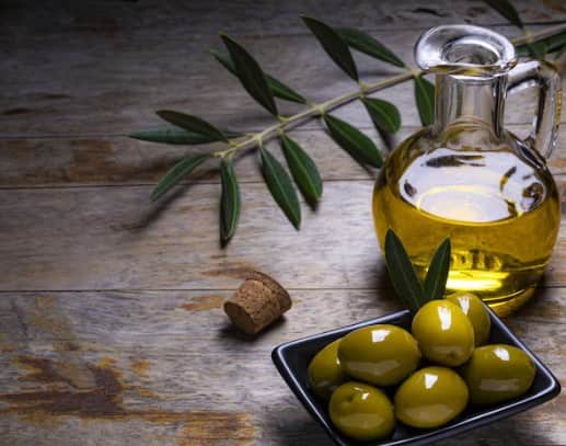 ऑलिव ऑयल: रात को सोने से पहले 2 बूंद ऑलिव ऑयल कान में डालें. इसके बाद कॉटन से साफ करें. यह संक्रमण से भी बचाता है और कान की त्वचा को मॉइस्चराइज़ रखता है.