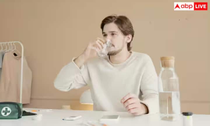 ਬਹੁਤ ਜ਼ਿਆਦਾ ਪਾਣੀ ਪੀਣ ਨਾਲ ਹਾਈਪੋਨੇਟ੍ਰੇਮੀਆ ਹੋ ਸਕਦਾ ਹੈ, ਜਿਸ ਨਾਲ ਖੂਨ ਵਿੱਚ ਸੋਡੀਅਮ ਦਾ ਪੱਧਰ ਬਹੁਤ ਘੱਟ ਸਕਦਾ ਹੈ। ਅਜਿਹੀ ਸਥਿਤੀ ਵਿੱਚ, ਦਿਮਾਗ ਵਿੱਚ ਸੋਜ, ਉਲਟੀਆਂ ਅਤੇ ਦੌਰੇ ਆਦਿ ਵਰਗੀਆਂ ਸਮੱਸਿਆਵਾਂ ਹੋ ਸਕਦੀਆਂ ਹਨ। ਜੇਕਰ ਸਥਿਤੀ ਗੰਭੀਰ ਹੋ ਜਾਂਦੀ ਹੈ, ਤਾਂ ਮਰੀਜ਼ ਕੋਮਾ ਵਿੱਚ ਜਾ ਸਕਦਾ ਹੈ ਅਤੇ ਉਸਦੀ ਮੌਤ ਵੀ ਹੋ ਸਕਦੀ ਹੈ।