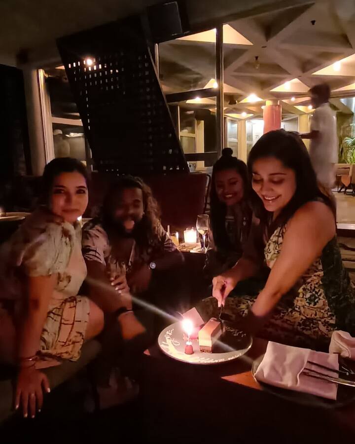 Rashmi Birthday Celebrations: స్టార్ యాంకర్ రష్మీ గౌతమ్ తెలుగు ప్రేక్షకులు అందరికీ తెలుసు. ముఖ్యంగా బుల్లితెర మీద ఆవిడ యాంకరింగ్ చేసే 'జబర్దస్త్', 'శ్రీదేవి డ్రామా కంపెనీ' షోలు చాలా పాపులర్. ఇటీవల ఆవిడ పుట్టిన రోజు జరిగింది. తన బర్త్ డేను రష్మీ ఎలా సెలబ్రేట్ చేసుకున్నారో ఈ ఫోటోలలో చూడండి.(Image Courtesy: Rashmigautam / Instagram)