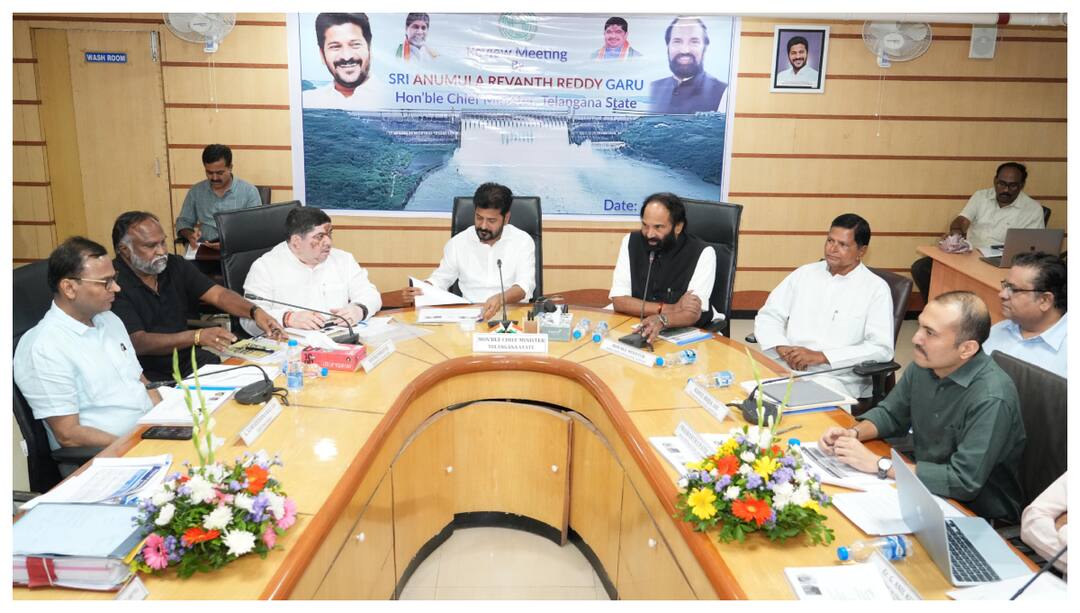 Telangana CM Revanth Reddy conducted a review of Telangana irrigation projects ordered to completion of pending projects Telangana: కృష్ణా జ‌లాల్లో 70 శాతం తెలంగాణకు రావాల్సిందే- అధికారులకు సీఎం రేవంత్ రెడ్డి దిశానిర్దేశం 