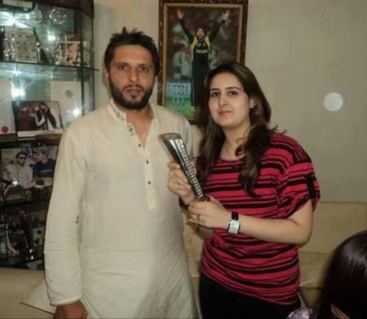 पूर्व पाकिस्तानी खिलाड़ी शाहिद अफरीदी ने अपने मामा की बेटी नादिया से शादी की है. इस पाकिस्तानी जोड़ी ने साल 2000 में निकाह किया था.