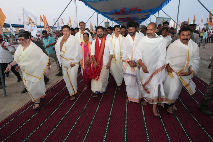 భారీగా తరలి వస్తున్న భక్తులు పుష్కర స్నానాలు చేసిన తర్వాత ముక్తీశ్వర స్వామిని దర్శించుకుంటున్నారు.