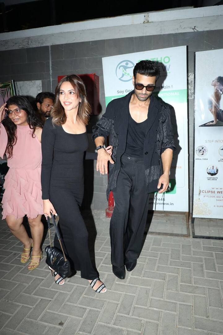 कृति और पुलकित द ग्लोरी की रैपअप पार्टी में पहुंचे थे. उन्हें ब्लैक आउटफिट में देखकर उनके फैंस बहुत खुश हो गए. कई फैंस ने दोनों के साथ फोटोज भी कराई.