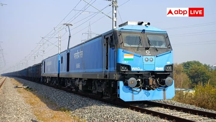 Luggage Rules In Train: भारतीय ट्रेनों में यात्रा करने वाले लोग जरूरत से ज्यादा सामान लेकर चलते हैं. लेकिन क्या आपको पता है एक्स्ट्रा सामान के लिए आपको जुर्माना देना पड़ सकता है.