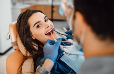 नियमित डेंटल चेकअप न कराना: दिक्कत तभी पता चलती है, जब बहुत बढ़ चुकी होती है. इसलिए हर 6 महीने में डेंटिस्ट से चेकअप कराना जरूरी है.