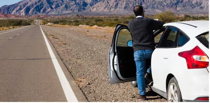 કેટલાક લોકો શોખમાં લોંગ ડ્રાઇવ પર જતા હોય છે. જ્યારે ઘણા લોકોને નોકરીના કારણે લાંબા પ્રવાસ પર જવું પડે છે. લોંગ ડ્રાઇવની આ આદત તમને નપુંસક પણ બનાવી શકે છે, જે એક અભ્યાસમાં બહાર આવ્યું છે. 2024માં જર્નલ ઓફ સેક્સ્યુઅલ મેડિસિનમાં એક અભ્યાસ પ્રકાશિત થયો હતો. આમાં લોંગ ડ્રાઇવ અને રીપ્રોડક્ટિવ હેલ્થ વચ્ચેનો સંબંધ જોવા મળ્યો હતો. આ અભ્યાસમાં 2000થી વધુ લોકોને સામેલ કરવામાં આવ્યા હતા, જેમાં પુરુષો અને સ્ત્રીઓ બંનેનો સમાવેશ થતો હતો. સંશોધકોએ શોધી કાઢ્યું છે કે જે લોકો દિવસમાં ત્રણ કલાકથી વધુ વાહન ચલાવે છે તેમને ફર્ટિલિટી સંબંધિત સમસ્યાઓનું જોખમ 20-25 ટકા વધી જાય છે. પુરુષોમાં આ સમસ્યા ઝડપથી જોવા મળે છે. હકીકતમાં લાંબા અંતર સુધી વાહન ચલાવતા પુરુષોમાં ઇરેક્ટાઇલ ડિસફંક્શન (નપુંસકતા) ની ફરિયાદો 15 ટકા વધુ જોવા મળી હતી. શુક્રાણુઓની ગુણવત્તામાં ઘટાડો જોવા મળ્યો, જેમાં શુક્રાણુઓની સંખ્યા અને ગતિશીલતા પર અસર પડી હતી.