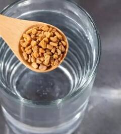 ਫੈਲੇ ਹੋਏ ਢਿੱਡ ਨੂੰ ਘਟਾਉਣ 'ਚ ਬਹੁਤ ਮਦਦਗਾਰ ਹੁੰਦਾ ਮੇਥੀ ਦੇ ਦਾਣਿਆਂ ਦਾ ਪਾਣੀ, ਇੰਝ ਕਰੋ ਡਾਇਟ 'ਚ ਸ਼ਾਮਿਲ