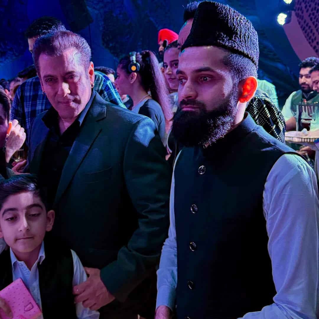 सलमान से लेकर धोनी तक, बड़े-बड़े सेलिब्रिजिट के साथ दिखने वाला ये नन्हा बच्चा कौन है?