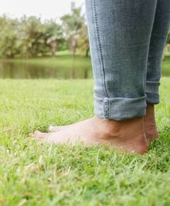 ਰੁਟੀਨ 'ਚ ਸ਼ਾਮਲ ਕਰੋ ਇਹ ਚੰਗੀ ਆਦਤ... ਘਾਹ 'ਤੇ ਨੰਗੇ ਪੈਰ ਤੁਰਨਾ ਨਾਲ ਮਿਲਦੇ ਇਹ ਫਾਇਦੇ