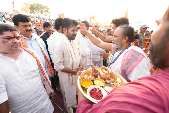 భక్తుల కోసం రోజూ సాయంత్రం 6.45 గంటల నుంచి 7.35 అంటే గంటపాటు సరస్వతిదేవీకి నవరత్న మాల హారతి ఇస్తున్నారు.