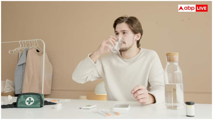 काफी ज्यादा पानी पीने से हाइपोनैट्रेमिया की दिक्कत हो सकती है, जिसकी वजह से खून में सोडियम की मात्रा बेहद कम हो सकती है. ऐसे में दिमाग में सूजन, उल्टी और दौरे आदि की दिक्कत हो सकती है. हालत गंभीर होने पर मरीज कोमा में जा सकता है और उसकी मौत भी हो सकती है.