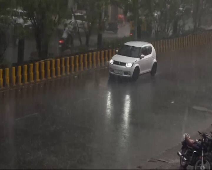 Rajkot Rain Alert: રાજકોટમાં અચાનક વાતાવરણ પલટાયું: ગ્રામ્યમાં પાક નુકસાનીનો ભય, શહેરમાં અડધા ઇંચ વરસાદથી પાણી ભરાયા.
