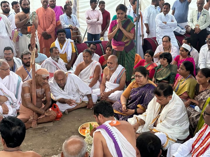 మే 15న ప్రారంభమైన పుష్కరాలు మే 26 వరకూ కొనసాగనున్నాయి. గురువారం వేకువజామున 5.44 నిమిషాలకు శ్రీ శ్రీ శ్రీ మాధవానంద సరస్వతి చేతుల మీదుగా పుష్కర స్నానాలు ప్రారంభమయ్యాయి. పుష్కరస్నానం ఆచరించారు రాష్ట్ర ఐటీ పరిశ్రమల శాఖ మంత్రి దుద్దిళ్ల శ్రీధర్ బాబు దంపతులు