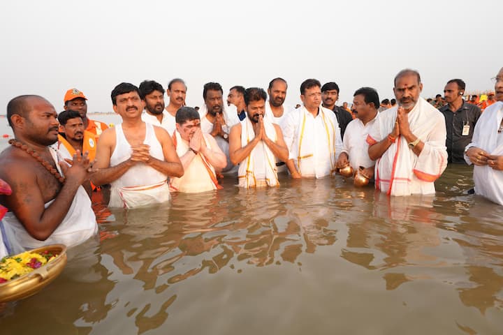 జ్ఞాన సరస్వతీ పుష్కరఘాట్లో మంత్రులు పొంగులేటి, పొన్నం, శ్రీధర్ బాబు, పలువురు ఎమ్మెల్యేలతో కలిసి ముఖ్యమంత్రి రేవంత్ రెడ్డి పుష్కర స్నానం చేశారు.