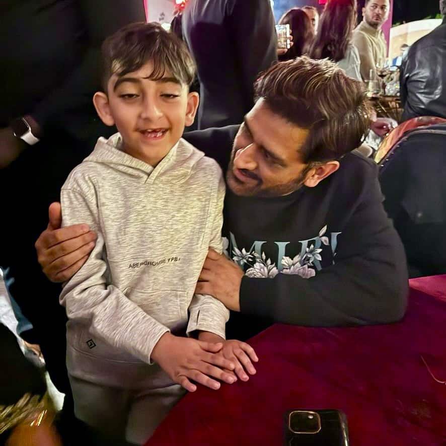 सलमान से लेकर धोनी तक, बड़े-बड़े सेलिब्रिजिट के साथ दिखने वाला ये नन्हा बच्चा कौन है?