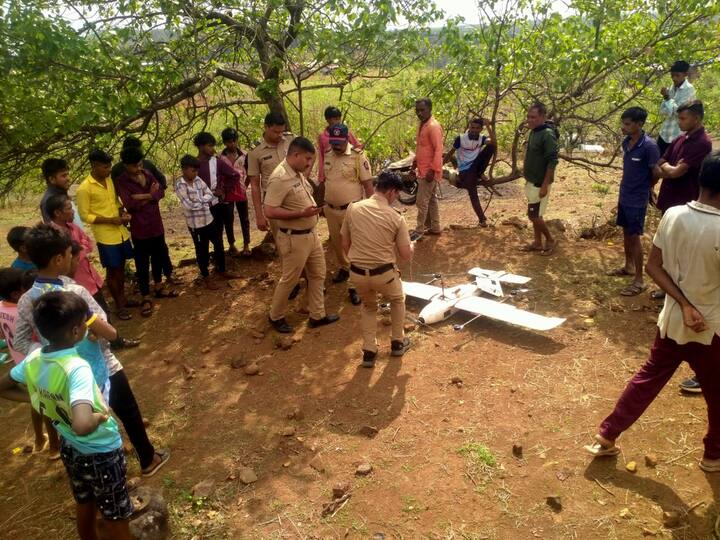 भारत पाकिस्तान तणावाच्या पार्श्वभूमीवर देशभरात अलर्ट जारी करण्यात आला. तर, हवेतील ड्रोनवरही नजर ठेवण्यात येत होती. मुंबईतील साकीनाका परिसरात अज्ञात ड्रोन उडाल्याची बातमी पसरली होती. पोलिसांनी तत्काळ धाव घेत कोम्बिंग ऑपरेशन सुरू केलं. मात्र, कुठेही ड्रोन आढळून आला नसून ही अफवा असल्याचे समजले.