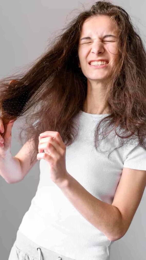 किस विटामिन की कमी से झड़ने लगते हैं बाल