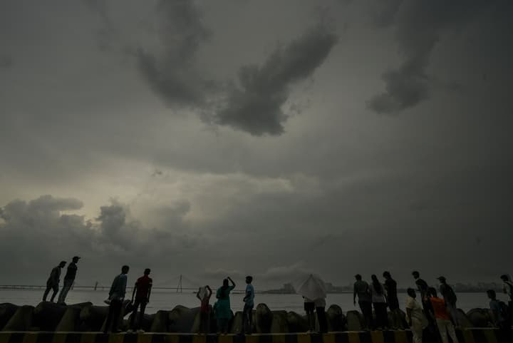 বৃহস্পতিবার সকাল থেকে কলকাতার আকাশে সামান্য মেঘ থাকলেও যথেষ্ট গরম রয়েছে। গত কয়েকদিন বৃষ্টি হয়নি। শেষ বার, সোমবার কলকাতা সহ জেলায় ঝড়বৃষ্টি হলেও পরেরদিন থেকে জাঁকিয়ে গরম পড়েছে ফের। আগামী ৪৮ ঘণ্টা কেমন থাকবে জেলা ও কলকাতার আবহাওয়া? বৃষ্টিপাতের সম্ভাবনা রয়েছে কি? জেনে নেওয়া যাক এক নজরে।