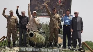 Shehbaz Sharif: भारत से तनाव के बीच PAK सेना के टैंक पर चढ़ गए शहबाज शरीफ, कहा - 'बहादुरी के किस्से...'