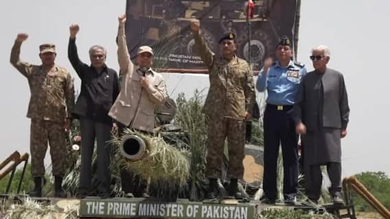 Shehbaz Sharif: भारत से तनाव के बीच PAK सेना के टैंक पर चढ़ गए शहबाज शरीफ, कहा - 'बहादुरी के किस्से...'