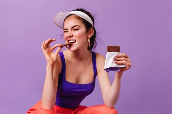 ज्यादा मीठा खाने की आदत: कैविटी की सबसे बड़ी वजह है मीठा ज्यादा खा लेना, केक, चॉकलेट, कोल्ड ड्रिंक्स, ये सब दांतों में एसिड बना देते हैं, यानीमीठा खाने के बाद कुल्ला जरूर करें. तभी आपके दांत बच सकते हैं.