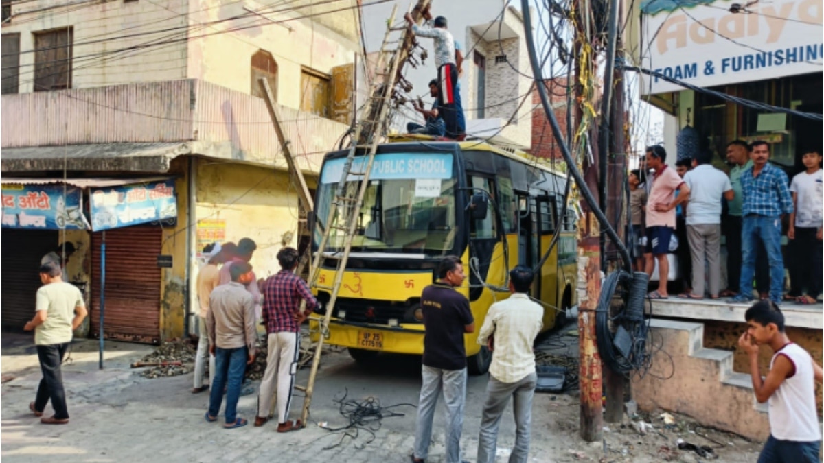 मेरठ में स्कूल बस बिजली के तारों में लिपटी, सवार थे 18 बच्चे, फिर जो हुआ…